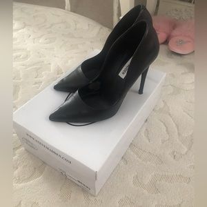 SOLD. Steve Madden Daisie pumps